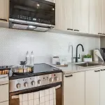 Apartment Contemporary City Living In