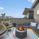 Holiday home The Jolene Rooftop With Firepit Close To 12 South