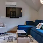 Townhouse - Walk To Food, Near Downtown!