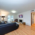 Bright & Cozy 2Br Family Suite Sleeps 6 With Private Balcony And Optional Parking Near Centennial Park & Broadway