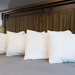 Modern Townhome, Large Game Room, 10min To Downtown! Sleeps 10! *