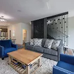 Holiday home Modern Townhome, Large Game Room, 10min To Downtown! Sleeps 10! Nashville