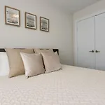 Modern Townhome, Large Game Room With Ping Pong, 10Min To Downtown! Sleeps 10!