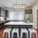 Modern Townhome, Large Game Room, 10min To Downtown! Sleeps 10! * Nashville