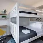 Holiday home Modern Townhome, Large Game Room, 10min To Downtown! Sleeps 10! *