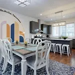 Modern Townhome, Large Game Room, 10min To Downtown! Sleeps 10! *