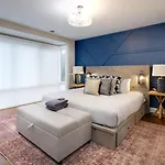 Modern Townhome, Large Game Room, 10min To Downtown! Sleeps 10! Holiday home *