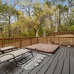 Hillside Hot Tub Hideaway! King Bed / Fire Pit Holiday home *