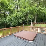 Hillside Hot Tub Hideaway! King Bed / Fire Pit Holiday home
