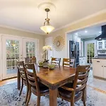 Hillside Hot Tub Hideaway! King Bed / Fire Pit Holiday home Nashville