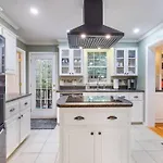 Hillside Hot Tub Hideaway! King Bed / Fire Pit Holiday home