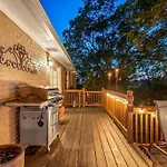 Hillside Hot Tub Hideaway! King Bed / Fire Pit * Nashville