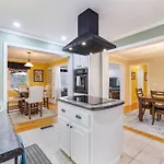 Holiday home Hillside Hot Tub Hideaway! King Bed / Fire Pit *