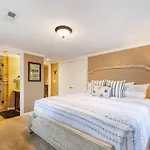Hillside Hot Tub Hideaway! King Bed / Fire Pit Holiday home