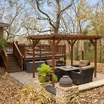 Hillside Hot Tub Hideaway! King Bed / Fire Pit Nashville