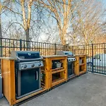 Holiday home One-of-a-kind! Roll Up Garage Door-pool, Speakeasy