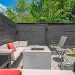 King Bed, Balcony, Covered Patio & Firepit! 8 Minutes From Broadway