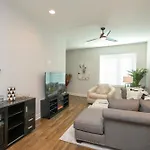 Luxury Townhome Skyline Views Mins To Dt Nashville