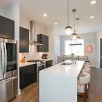 Luxury Townhome Skyline Views Mins To Dt Holiday home