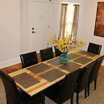 East Upstairs Apartment, One Queen Br, 2 Twin Br,1bath In Five Points, Close To Downtown