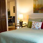 East Upstairs Apartment, One Queen Br, 2 Twin Br,1bath In Five Points, Close To Downtown *