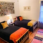 East Upstairs Apartment, One Queen Br, 2 Twin Br,1bath In Five Points, Close To Downtown Nashville