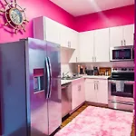 Dolly's Yacht Club - Cozy Retreat Near Broadway *