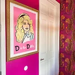 Dolly's Yacht Club - Cozy Retreat Near Broadway Holiday home