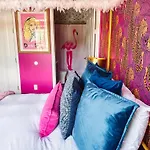Dolly's Yacht Club - Cozy Retreat Near Broadway Holiday home Nashville