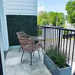 Dolly's Yacht Club - Cozy Retreat Near Broadway
