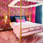 Dolly's Yacht Club - Cozy Retreat Near Broadway Holiday home Nashville