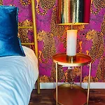 Dolly's Yacht Club - Cozy Retreat Near Broadway *