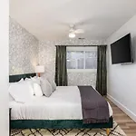 Apartment By Vanderbilt And Belmont, 3 Miles To Downtown & Free Parking *