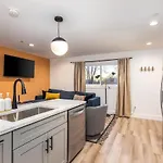 Apartment By Vanderbilt And Belmont, 3 Miles To Downtown & Free Parking *