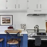 The Blue Bungalow - 4 Beds And 7 Mins To Broadway!