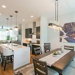 Luxury Townhome Skyline Views Mins To Dt Holiday home