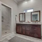 Holiday home New Spacious 2 Miles From Downtown