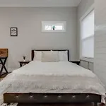 New Spacious 2 Miles From Downtown Holiday home