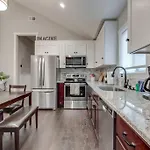 New Spacious 2 Miles From Downtown *