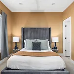 Walk To Belmont, 12 South With Private Patio And Garage Holiday home