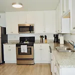 Beautiful Condo,Minutes From Broadway Sleep 6!