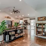 Spacious Modern Ranch 5 Miles To Downtown Holiday home *
