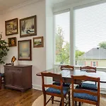 Holiday home Relaxing In East Nash Walk To Shops And Cafes *