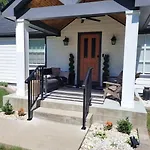 East Retreat, Outdoor Oasis, Sleeps 12, Four Bedrooms Holiday home