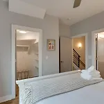 Holiday home 3bd -rooftop Escape- Steps From The Gulch Fun