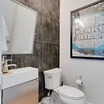 Holiday home 3bd -rooftop Escape- Steps From The Gulch Fun *
