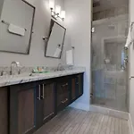 Holiday home 3bd -rooftop Escape- Steps From The Gulch Fun Nashville