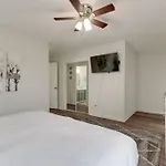 Beautiful 3 Bedroom- Free Parking 2m To Broadway Apartment
