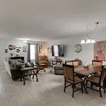 Beautiful 3 Bedroom- Free Parking 2M To Broadway