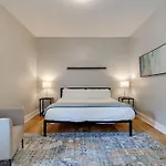 East Nash Retreat- Sleeps 10, Yard, Walk To Bars!